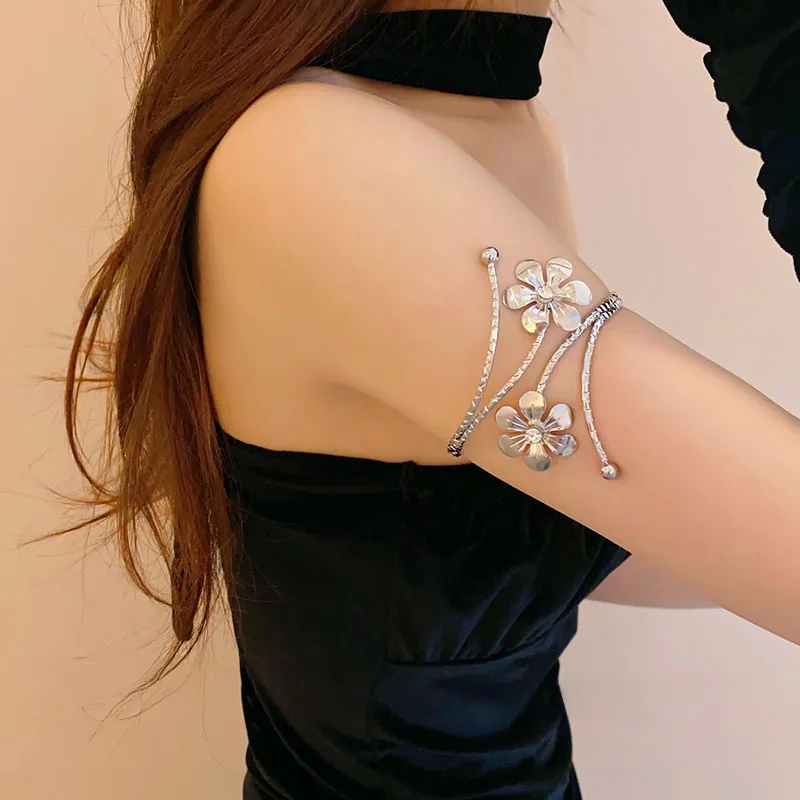 costume jewelry xmas tree Sustainable Romantic fashion jewelry cleaner Diamond Bracelet: Ethical High-End Light Luxury with Refined Masculine Elegance 6 fashion styles