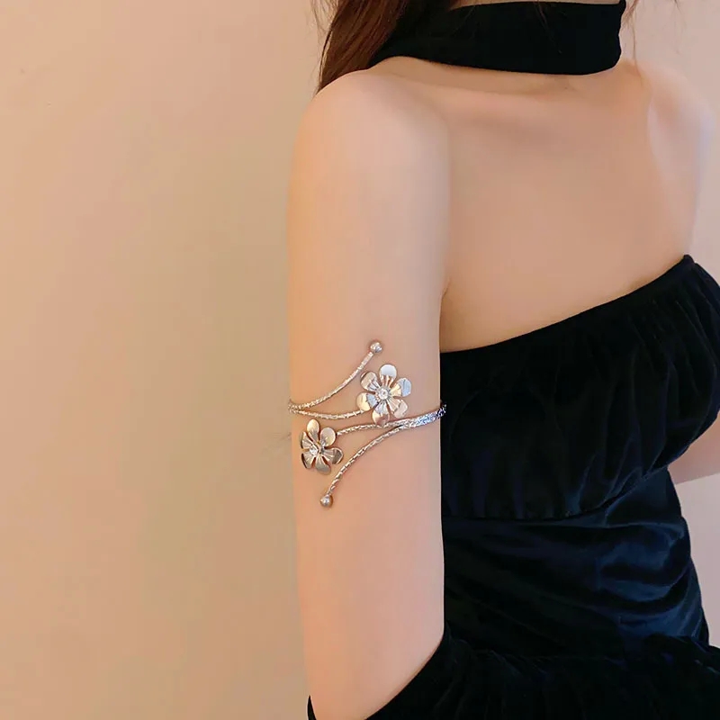 fashion jewelry thailand Sustainable Romantic Diamond Bracelet: fashion jewelry description Ethical High-End Light Luxury with Refined Masculine Elegance 89s jewelry