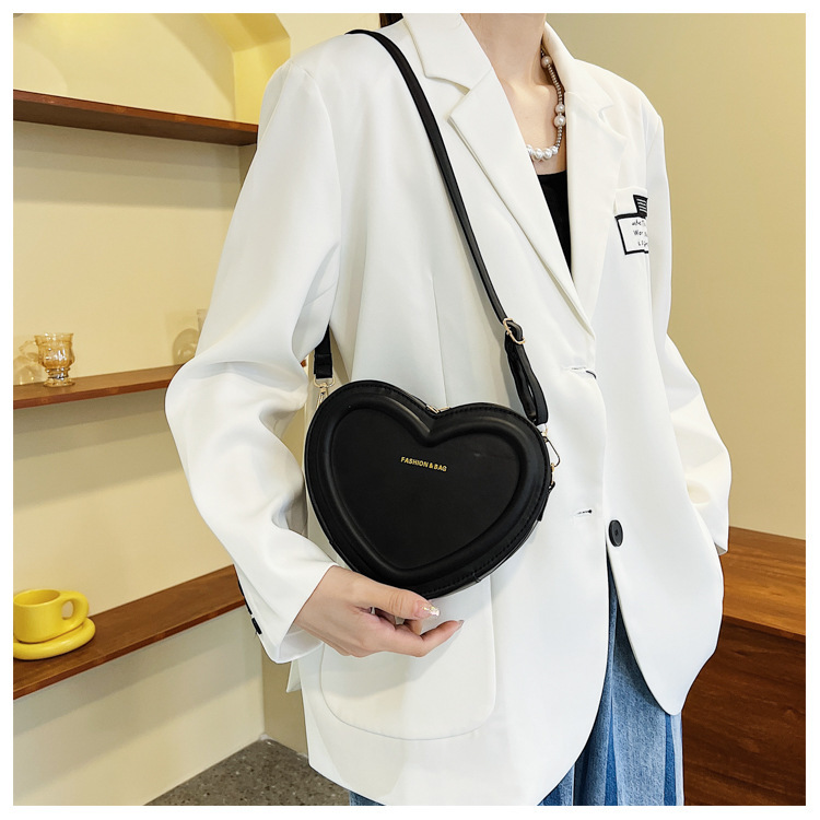 statement Chic Tribal PU Leather Heart-Zip fashion must-have Shoulder Bag - Stylish All-Season Waterproof Streetwear Accessory fine