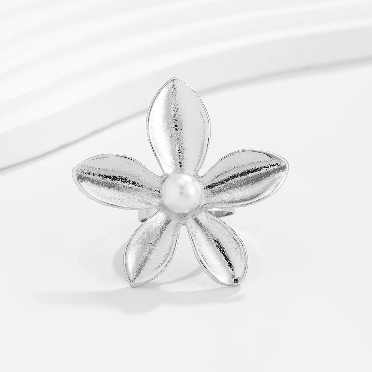 fashion jewelry 18k necklace Artisan-Made Geometric Flower Rings: Scratch-Resistant, Skin-Friendly, what jewellery was worn in the 1940s Casual Craftsmanship fashion jewelry trends 2023