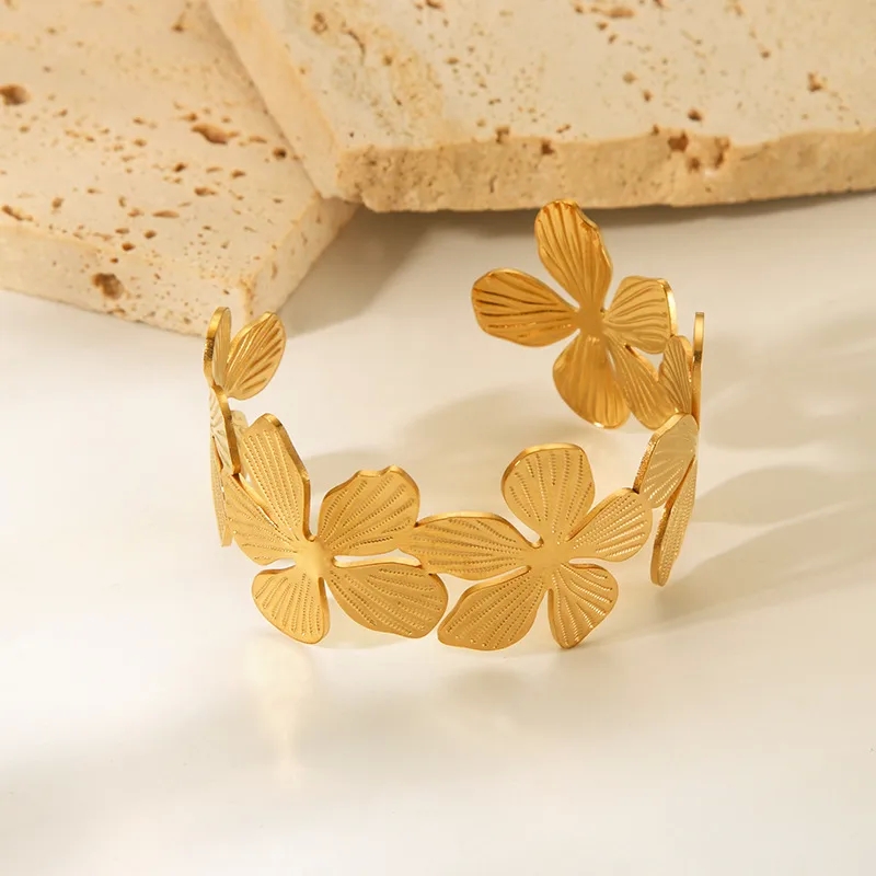 Stylish 18K Gold-Plated Stainless Steel Floral Bangle: Glamorous & Affordable Fashion for Vacations
