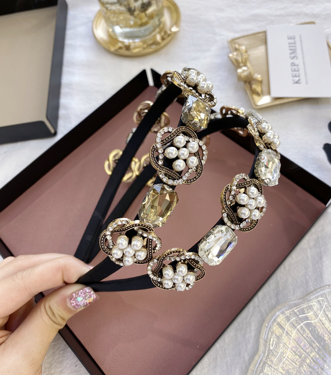 modern hair accessories for wedding guest 